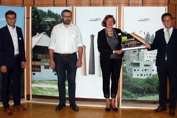 Der neugewhlte Vorstand von Bauwerk Schwarzwald mit Minister Peter Hauk MdL bei der Grndung am 28.7.2020 in Titisee.  Naturpark Sdschwarzwald
