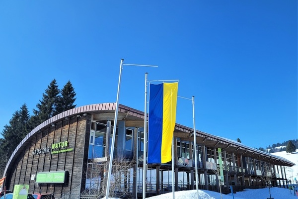Stoppt den Krieg - berall! Das Haus der Natur mit der Ukraine-Flagge  Hubertus Ulsamer