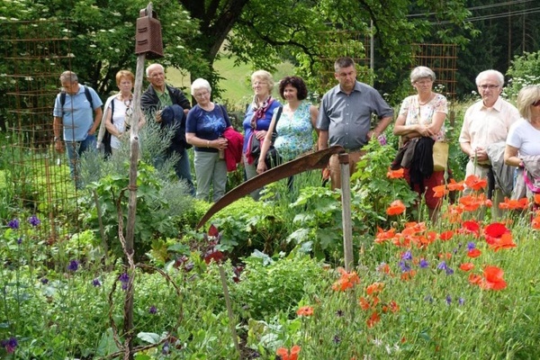 Besucher beim Gartentag auf dem Hfenhof