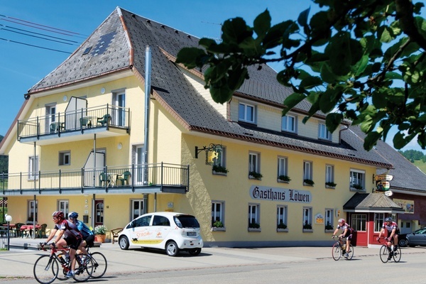 Blick auf das Gasthaus Lwen in Bernau-Dorf  Gasthaus Lwen