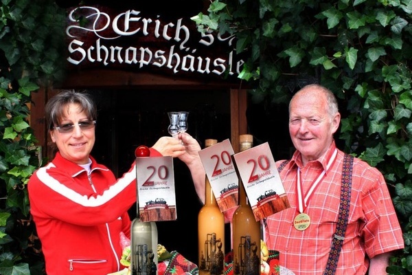Elisabeth und Erich Bizenberger vor ihrem Schnapshusle