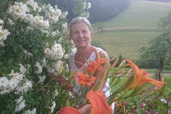 Gabriele Kapp in ihrem Bauerngarten  Gabriele Kapp