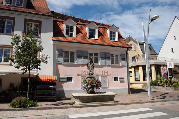 Blick auf das Stadtmuseum mit Jakobsbrunnen  Stadt Hfingen