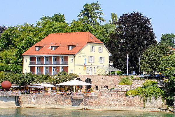 Das Haus Salmegg mit italienischem Restaurant direkt am Rheinufer  Tourismus Rheinfelden (Baden)