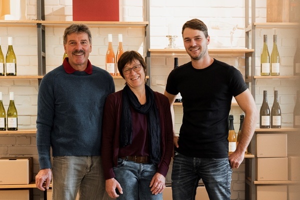 Ein echter Familienbetrieb - Hans, Margrit und Maximilian Krebs  Weingut Krebs