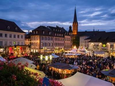  Der Marktplatz von Emmendingen beim Breisgauer Weinfest  Martin Ziaja