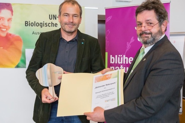 Naturpark-geschftsfhrer Roland Schttle und Reinhold Pix MdL bei der Auszeichnung der kampagne Blhender Naturpark als Projekt der Un_Dekade Biologische Vielfalt 2018
