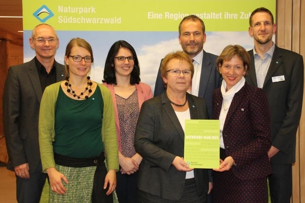 Gruppenbild Beschlussfassung naturpakr-Plan (Foto: naturpark Sdschwarzwald)