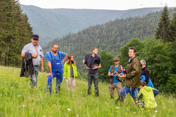 Die Jury im Gesprch mit Landwirt Hubert Stockburger auf seiner Wiese in Simonswald ( Naturpark Sdschwarzwald)