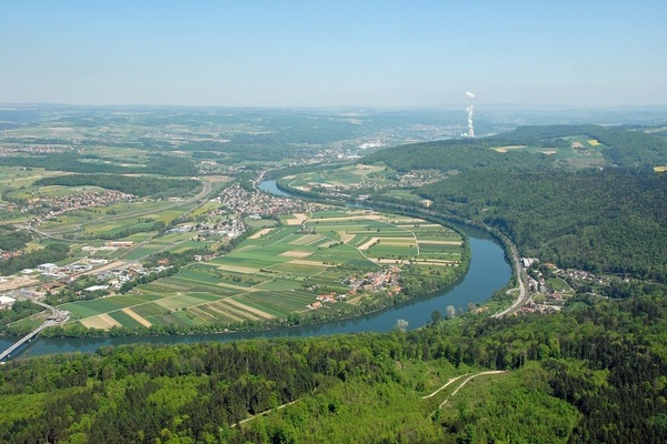 Blick auf die von Straen, Schienen und Siedlungen zerschnittene Hochrheinregion.  Gerry Thnen