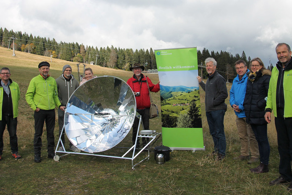 Gruppenbild mit Solarkocher  Naturpark Sdschwarzwald