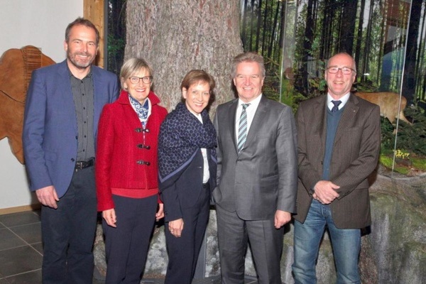 Gruppenbild Besuch Minister Untersteller im haus der natur (Foto: NAZ Sdschwarzwald)