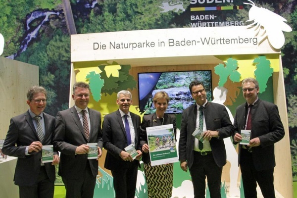 Gruppenbild am Naturparke-Stand der CMT 2017 (Foto: Naturpark Sdschwarzwald)