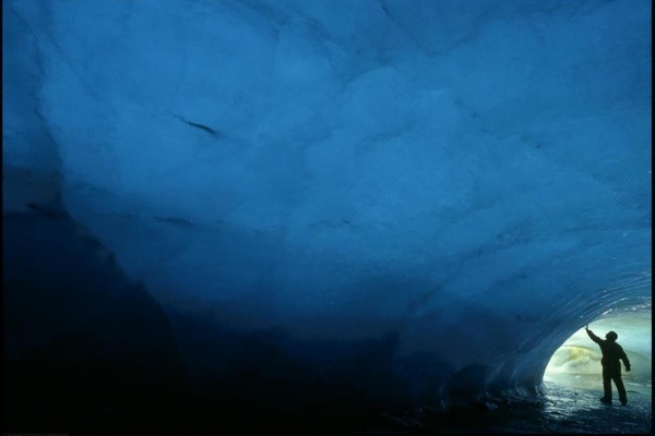 Diese Eishhle in den Antarktis ist inzwischen geschmolzen (Foto: Gary Braasch)