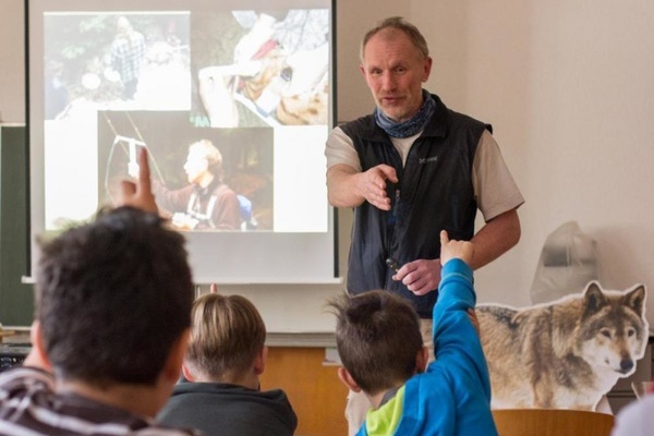 So macht Unterricht Spa - Wildbiologe Peter Srth vermittelt Wissenswertes ber Luchs und Wolf