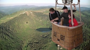 Ausstellungsbesucher bei der virtuellen Ballonfahrt über dem Feldsee © NAZ Südschwarzwald Ausstellungsbesucher bei der virtuellen Ballonfahrt über dem Feldsee © NAZ Südschwarzwald