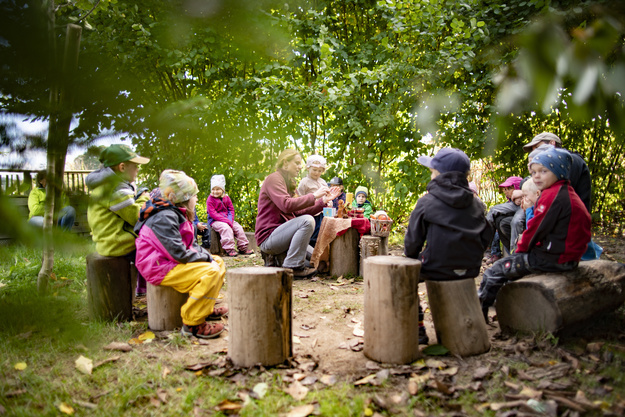Morgenkreis im Wald © Friederike Tröndle Morgenkreis im Wald © Friederike Tröndle
