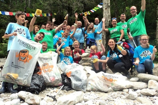 Envirotrek Gruppenbild nach erfolgreichen Mllsammeln