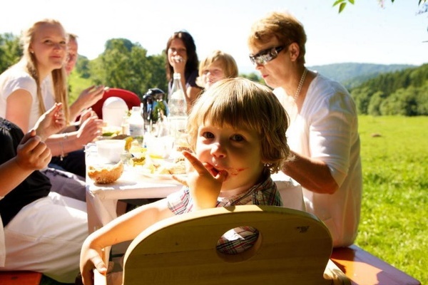 Gemtliches Beisammensein beim Brunch auf dem Bauernhof - Copyright: Peter Mesenholl