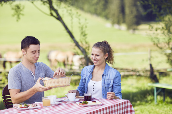 Beim Brunch auf dem Bauernhof  Raphael Pietsch