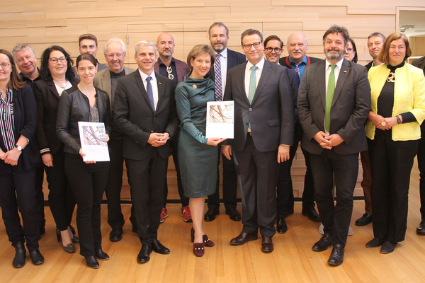 Minister Peter Hauk mit der Projektgruppe von bauWERK SCHWARZWALD  Naturpark Sdschwarzwald