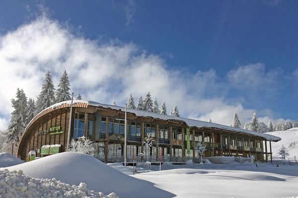 Das Haus der Natur am Feldberg im Winterkleid  NAZ Sdschwarzwald