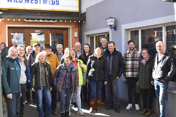 Wander-Scouts, Leo Winterhalter sowie Katrin und Marco Ruppert vor dem Krone-Theater  Martin Schwenninger