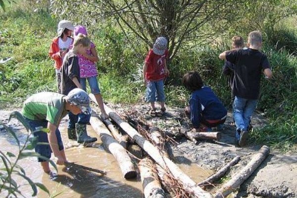 Spielende Kinder im Naturerlebnisraum "Am Bchle"