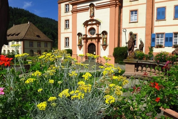 Kloster St. Trudpert im Münstertal mit Kräutergarten - Copyright: Thomas Coch 