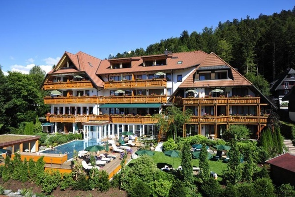 Blick auf das Ferien- und Wellnesshotel Erfurth's Bergfried mit Auenpoolanlage