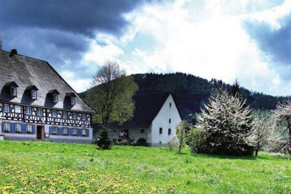 Blick auf das malerisch gelegene Landidyll Hotel zum Kreuz