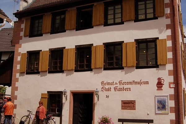 Das Staffelgiebelhaus mit Kanderner Hafnerkunst  Touristinformation Kandern