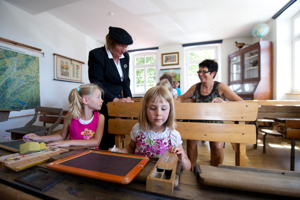 Eine Schulstunde anno dazumal im Schulmuseum Hfingen  Stadt Hfingen