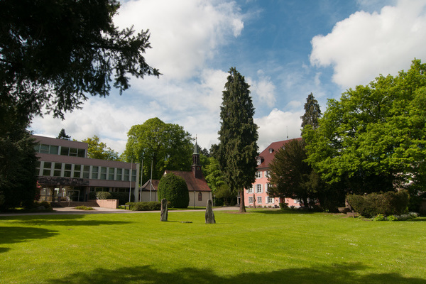 Das Kolleg St. Sebastian mit seiner Parkanlage  Kflein