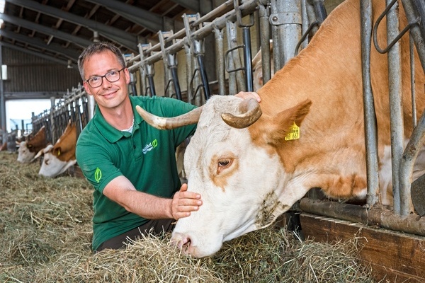 Energielandwirt Wolfram Wiggert und seine Kühe