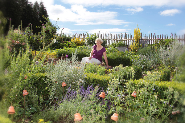 Der Bauerngarten mit stolzer Bauerngrtnerin  Hummelhof