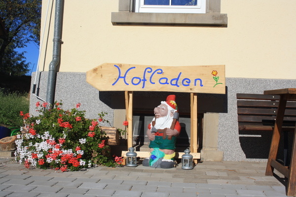 Einfach dem Schild "Hofladen" folgen  Grether GbR