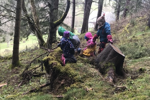 Freispiel im Naturraum  Natur- und Waldkindergarten Wurzelkinder Oberkirnach