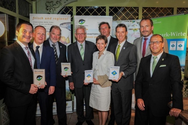 Gruppenbild EMAS-Zertifikatsvergabe mit Ministerprsident Kretschmann