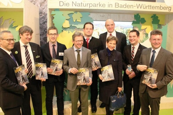 Gruppenbild vor Gemeinschaftsstand auf CMT 2015 (Quelle: Naturpark Schwarzwald Mitte/Nord)