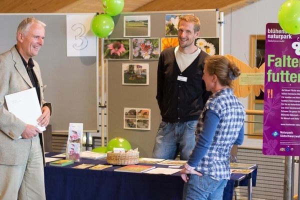 Interessenten am Infostand