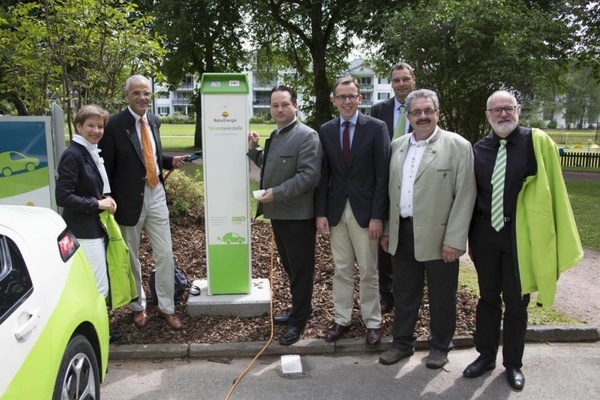 Gruppenbild Einweihung E-Tankstelle (Fotograf: Markus Ketterer)