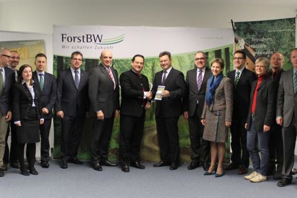 Gruppenbild Strategiepapier Naturparke mit Minister Bonde (Quelle: MLR)