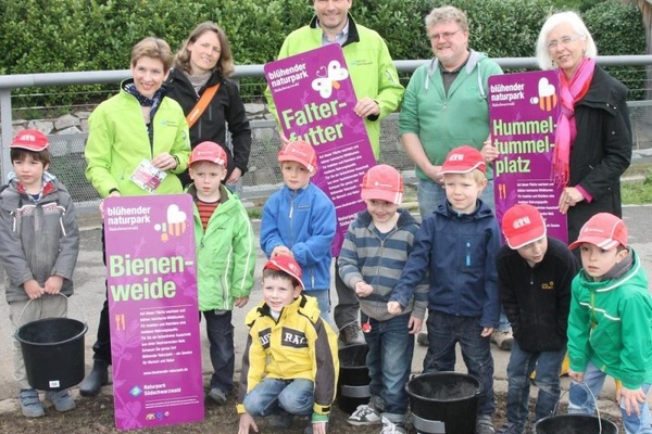 Gruppenbild beim Startschuss der Kampagne Blühender Naturpark