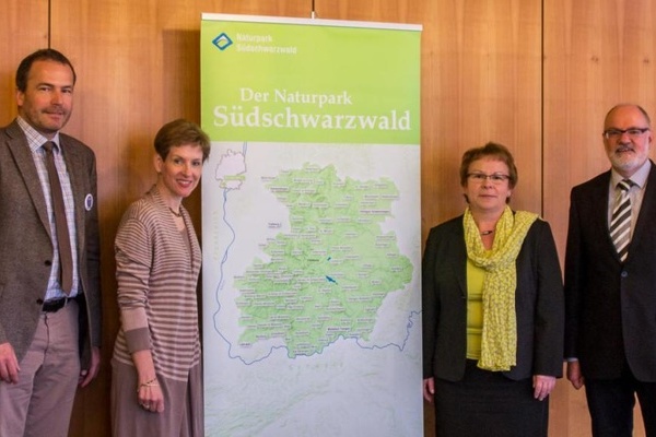 Naturpark-Vorstand-Vertreter an Naturpark-Karte  (© Naturpark Südschwarzwald)