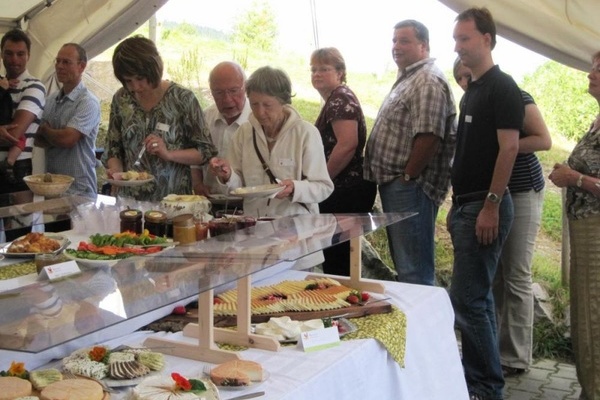 Andrang am Brunchbuffet auf dem Hof SBure in Mnstertal