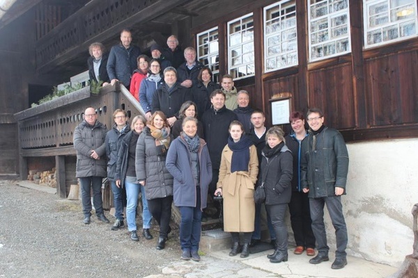 Die Teilnehmer vor dem Resenhof in Bernau (Foto: Hrmann)