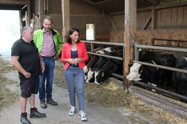 Die Parlamentarische Staatssekretrin im Bundesumwelt- und bauministerium, Rita Schwarzelhr-Sutter, besucht den Goldbachof in Bernau (von links: Markus Kaiser(Goldbachhof), Roland Schttel (Geschftsfhrer Naturpark Sdschwarzald) und Rita Schwarzelhr)