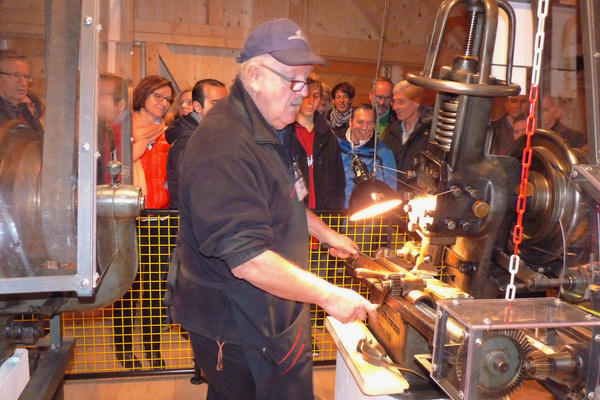 Beim Brauchtumsfest werden mit viel Engagement alte Bruche rund um Landwirtschaft und Handwerk vorgefhrt, hier die traditionelle Herstellung von Feilen.  Brauchtum im Kleinen Wiesental-Raich e. V. / Sonja Eiche