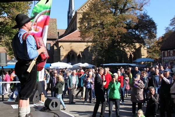 Unterhaltung war beim Markt der Naturparke unter anderem durch Kabarettist Martin Wangler alias Fidelius Waldvogel geboten. Im Hintergrund die UNESCO-Weltkulturerbesttte Kloster Maulbronn.  Naturpark Stromberg-Heuchelberg